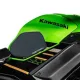 Черен протектор за резервоар ONEDESIGN с хексагонална текстура, монтиран на зелен Kawasaki Ninja мотоциклет