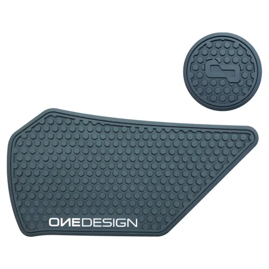 Черен протектор за резервоар OneDesign с шестоъгълна текстура и бяло лого, показан отделно и монтиран на сив мотоциклет