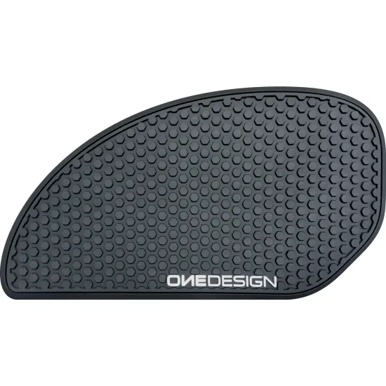 Сиво-черен протектор за резервоар ONEDESIGN с характерна сотова текстура и бяло лого, монтиран на червен мотоциклетен резервоар