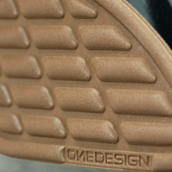 Кафяв страничен протектор за мотоциклетен резервоар OneDesign с релефна повърхност от капсуловидни елементи и лого на производителя