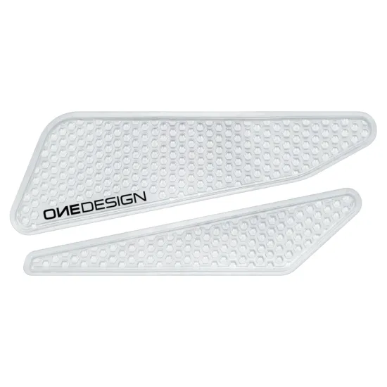 Два прозрачни протектора за резервоар OneDesign с хексагонална текстура, монтирани на сив резервоар на Yamaha мотоциклет