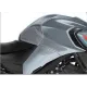 Прозрачен протектор за резервоар монтиран на сив YAMAHA MT 07 мотоциклет с технически чертежи и размери, плюс ONEDESIGN почистващи салфетки