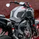 Черни странични протектори ONEDESIGN с хексагонален противоплъзгащ дизайн за резервоар на YAMAHA MT-07, показани отделно и монтирани на сив мотоциклет