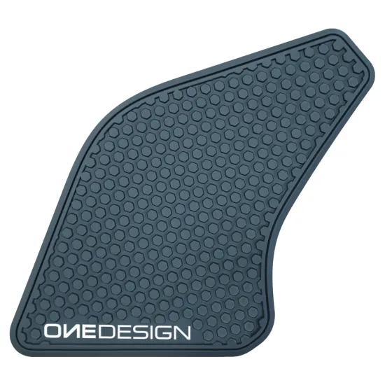 Черен страничен протектор за резервоар с хексагонален релеф и лого OneDesign, показан отделно и монтиран на син мотоциклет YAMAHA MT-07