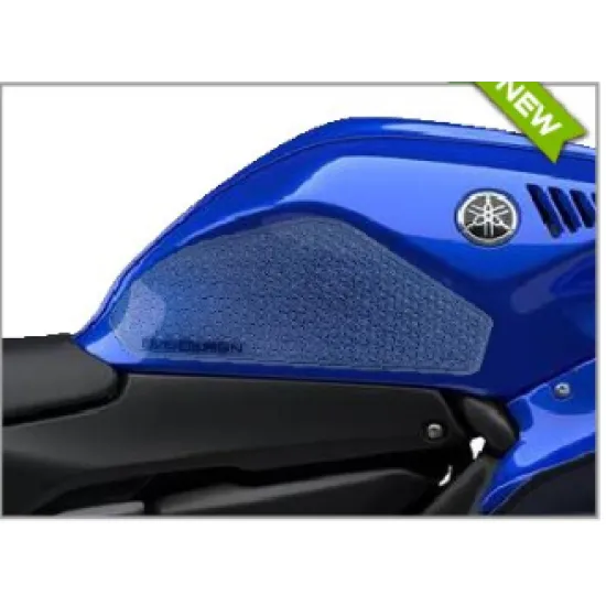 Син мотоциклет Yamaha R7 с прозрачен протектор за резервоар, показващ защитата около областта където коленете влизат в контакт