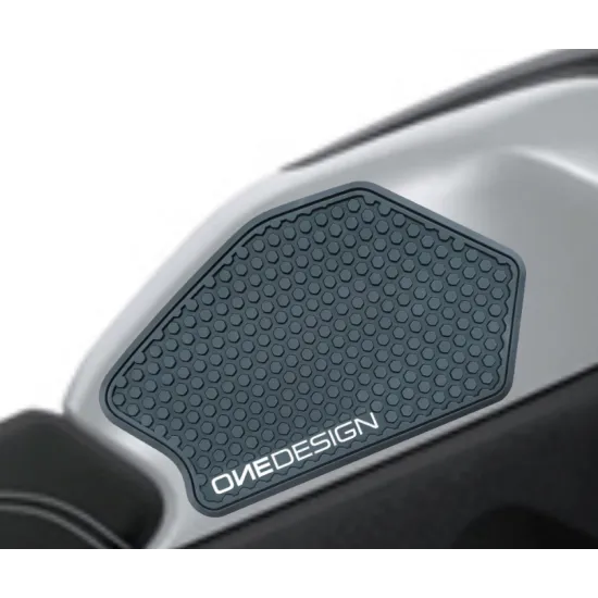 Сив протектор за резервоар с хексагонална текстура и бяло OneDesign лого, показан отделно и монтиран на сребрист мотоциклет