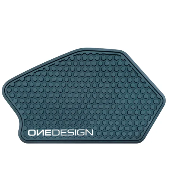 Сив протектор за резервоар с хексагонална текстура и бяло OneDesign лого, показан отделно и монтиран на сребрист мотоциклет