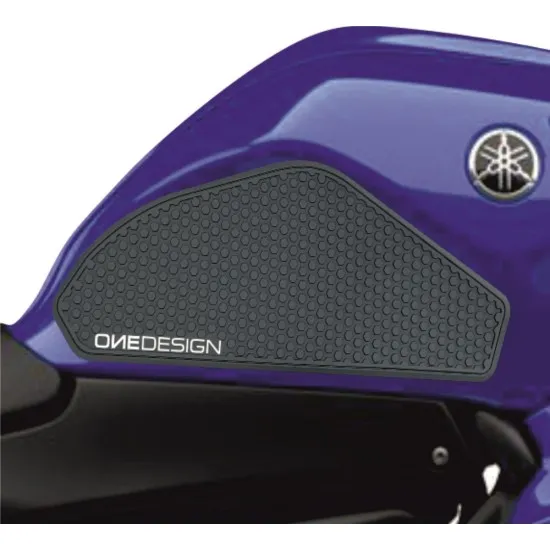 Черен протектор за резервоар OneDesign с хексагонална текстура, монтиран на лилава Yamaha R7 с видимо Yamaha лого