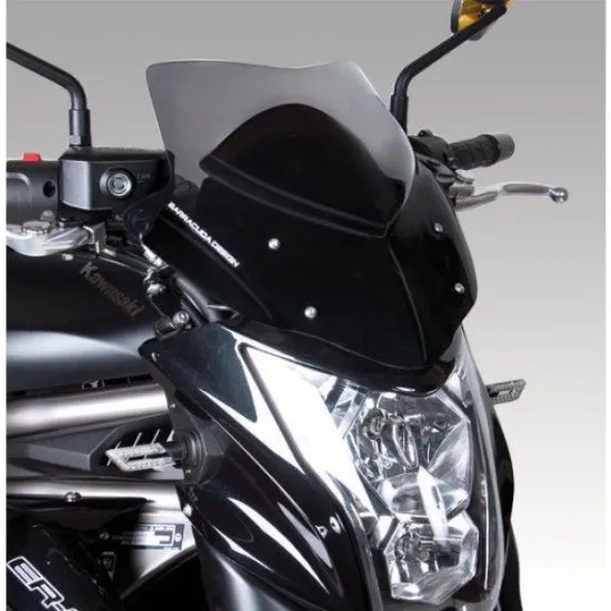 Тъмна спортна слюда AEROSPORT монтирана на черен Kawasaki ER-6N с хромирани детайли и видими крепежни елементи