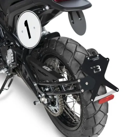 Черна алуминиева стойка за номер BARRACUDA Side Naked, монтирана латерално на Benelli Leoncino с бял номер 1, показваща минималистичен спортен дизайн