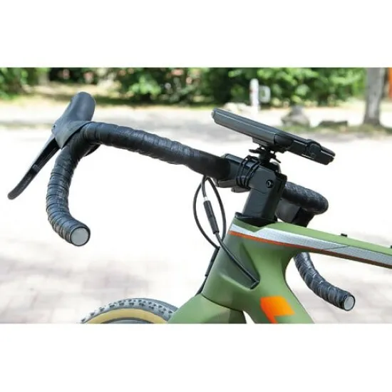 Черна система за монтаж OPTILINE Bike с ротационен механизъм и регулируеми скоби, монтирана на велосипедно кормило