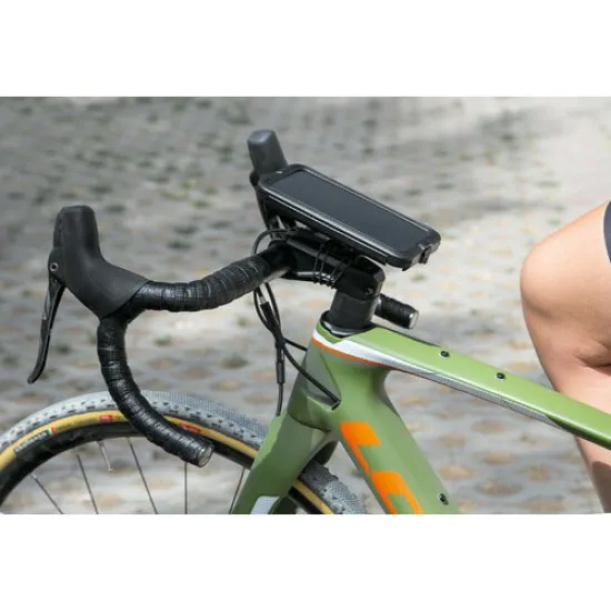 Черна система за монтаж OPTILINE Bike с ротационен механизъм и регулируеми скоби, монтирана на велосипедно кормило