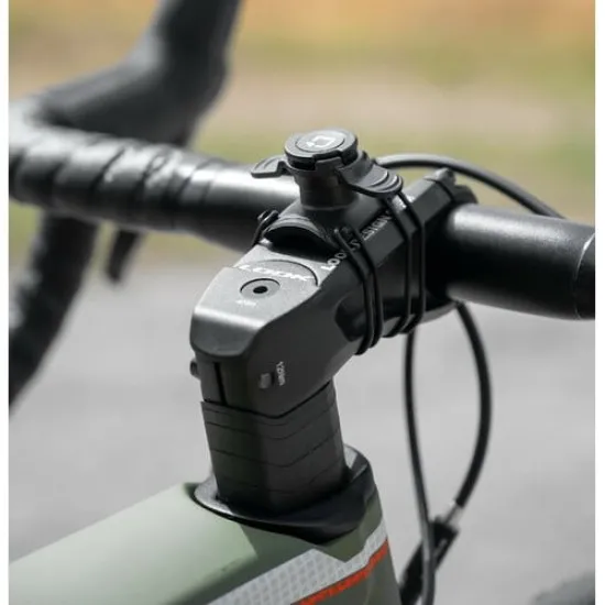 Черна система за монтаж OPTILINE Bike с ротационен механизъм и регулируеми скоби, монтирана на велосипедно кормило