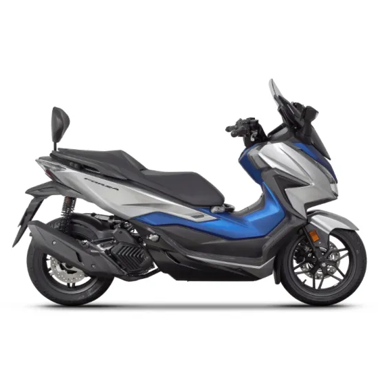 Сребрист скутер Honda Forza с бяло-синьо-черна цветова схема, показан отстрани с видима позиция за монтаж на облегалка
