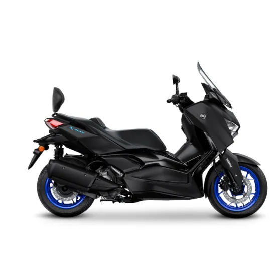 Черен Yamaha XMAX скутер с модерен дизайн, сини акценти по джантите и компактна каросерия