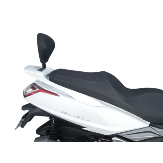 Черна текстилна облегалка SHAD монтирана на бял Kymco Downtown скутер с хромирани акценти