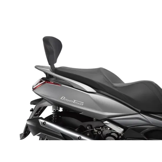 Черна пътническа облегалка SHAD монтирана на сиво-черен скутер Kymco Downtown 125 със седалка и задна част