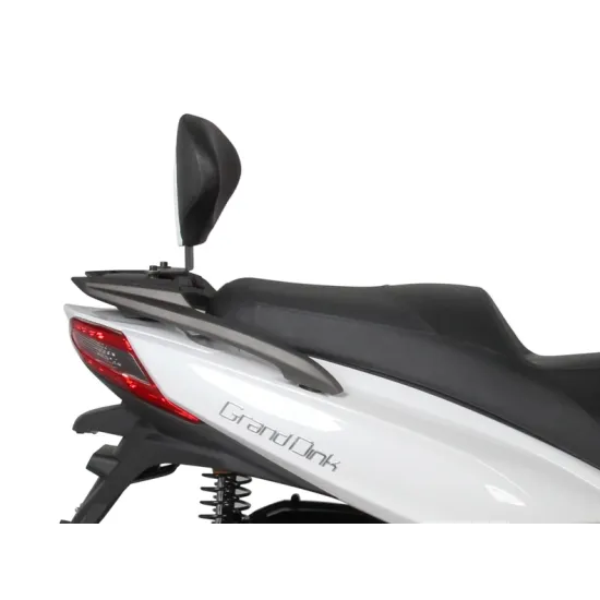 Черна регулируема облегалка монтирана на бял Kymco Grand Dink скутер с видими червени задни светлини и сребристи акценти