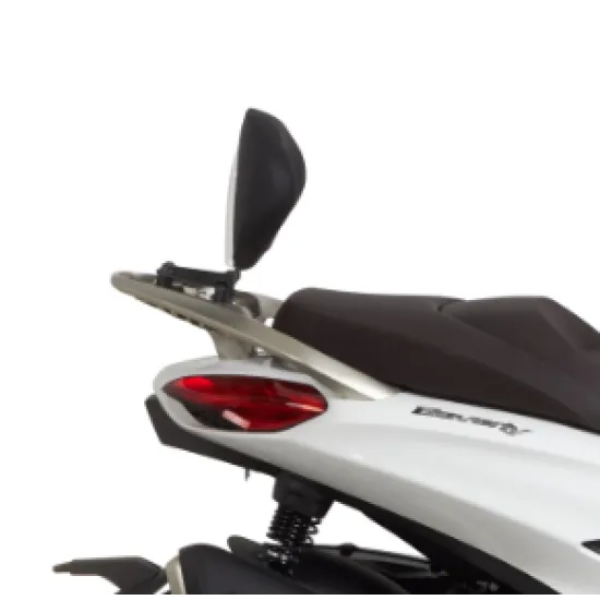 Черна пасажерска облегалка SHAD монтирана на бял Piaggio Beverly скутер с черна седалка и червени стоп светлини