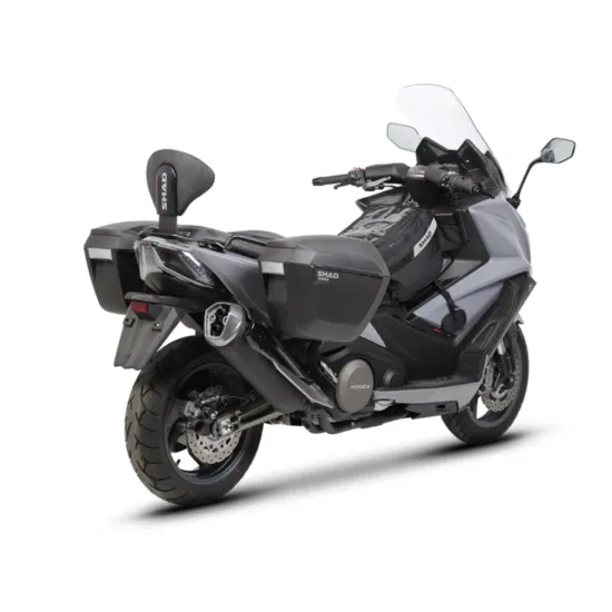 Черна ергономична облегалка SHAD монтирана на сив Kymco AK 550 скутер с черни кожени седалки