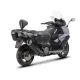 Черна ергономична облегалка SHAD монтирана на сив Kymco AK 550 скутер с черни кожени седалки