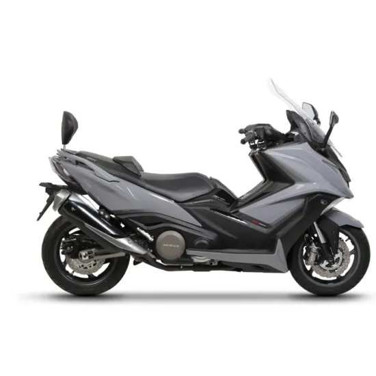 Черна ергономична облегалка SHAD монтирана на сив Kymco AK 550 скутер с черни кожени седалки