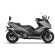 Черна ергономична облегалка SHAD монтирана на сив Kymco AK 550 скутер с черни кожени седалки