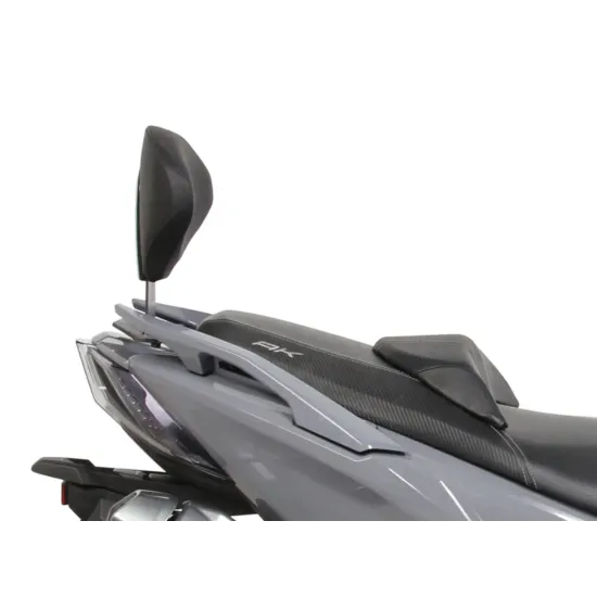 Черна ергономична облегалка SHAD монтирана на сив Kymco AK 550 скутер с черни кожени седалки
