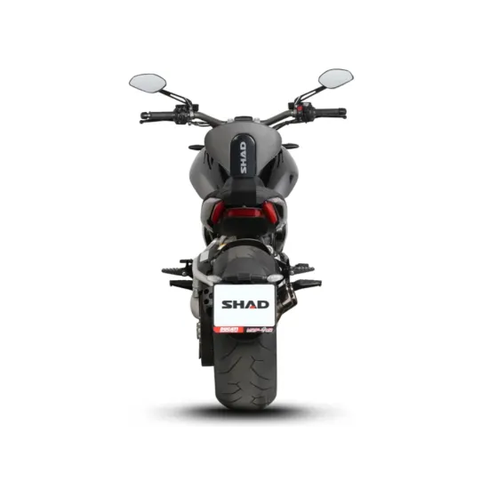 Черна пасажерска облегалка SHAD монтирана на Ducati Diavel 1262 с черна тапицерия и метална стойка