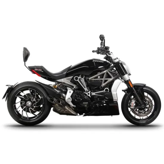 Черна пасажерска облегалка SHAD монтирана на Ducati Diavel 1262 с черна тапицерия и метална стойка