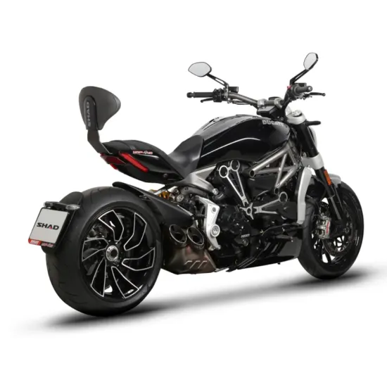 Черна пасажерска облегалка SHAD монтирана на Ducati Diavel 1262 с черна тапицерия и метална стойка