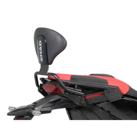 Червен Honda X-ADV 750 с монтирана черна облегалка SHAD и метална рамка за пътника