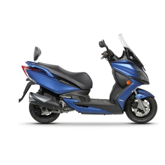 Син Kymco Grand Dink 300i скутер с черна седалка, хромиран спойлер и прозрачен ветробран, за който е предназначен монтажният комплект SHAD