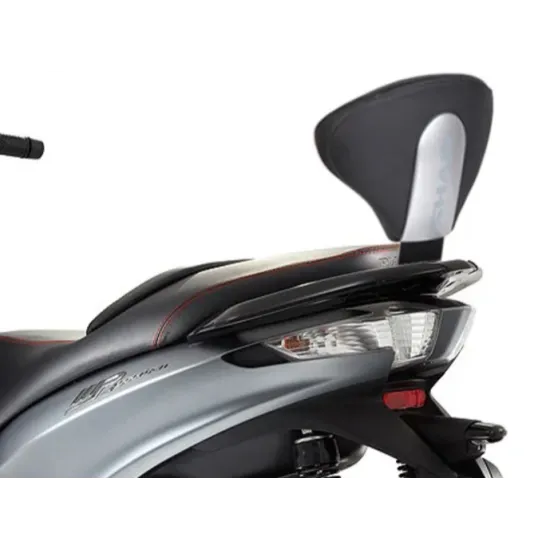 Сива ергономична облегалка SHAD монтирана на Piaggio MP3 Yourban с интегрирани светлоотразителни елементи и стабилна метална конструкция
