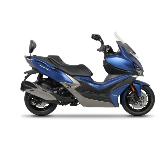Син KYMCO XCITING 400 S скутер с елегантен дизайн, черна седалка и сребърни акценти, показващ позицията за монтаж на облегалка