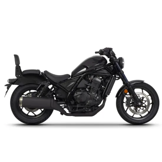 Черен круизър мотоциклет Honda CMX 1000 Rebel с характерния си нисък профил, хромирани елементи и класически дизайн