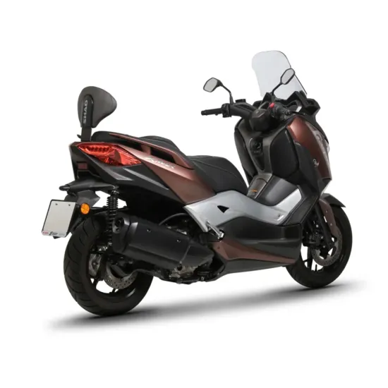 Кафяво-златист Yamaha X-MAX скутер с монтирана черна облегалка SHAD, червени стоп светлини и прозрачно предно стъкло