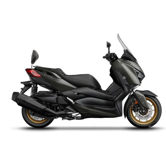 Кафяво-златист Yamaha X-MAX скутер с монтирана черна облегалка SHAD, червени стоп светлини и прозрачно предно стъкло