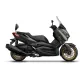 Кафяво-златист Yamaha X-MAX скутер с монтирана черна облегалка SHAD, червени стоп светлини и прозрачно предно стъкло