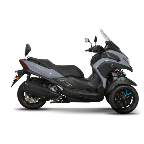 Кафяво-златист Yamaha X-MAX скутер с монтирана черна облегалка SHAD, червени стоп светлини и прозрачно предно стъкло
