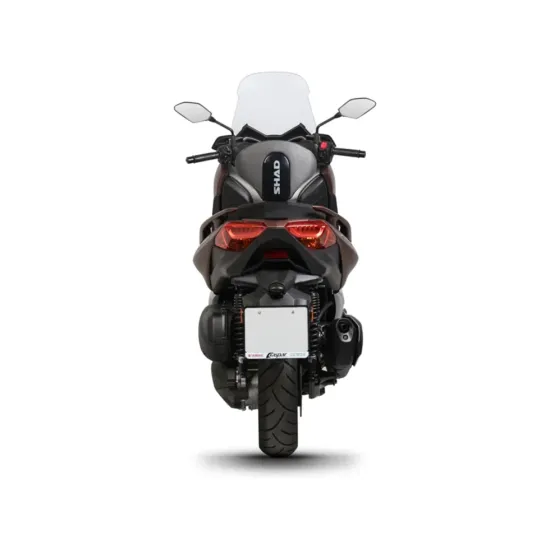Кафяво-златист Yamaha X-MAX скутер с монтирана черна облегалка SHAD, червени стоп светлини и прозрачно предно стъкло
