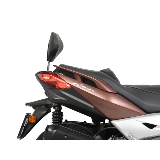 Кафяво-златист Yamaha X-MAX скутер с монтирана черна облегалка SHAD, червени стоп светлини и прозрачно предно стъкло