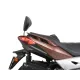 Кафяво-златист Yamaha X-MAX скутер с монтирана черна облегалка SHAD, червени стоп светлини и прозрачно предно стъкло