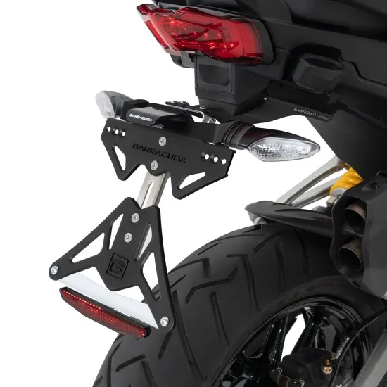 Черна алуминиева стойка за номер BARRACUDA монтирана на задната част на Ducati Multistrada с видими оригинални мигачи и LED стоп светлини