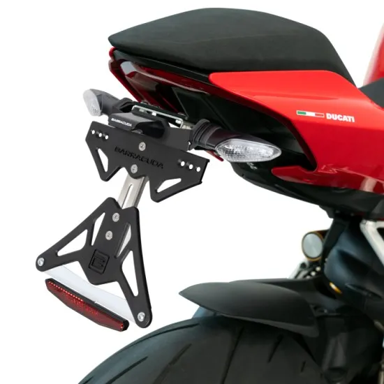 Черна алуминиева стойка за номер BARRACUDA монтирана на червен Ducati с оригинални мигачи и регулируема железна рамка