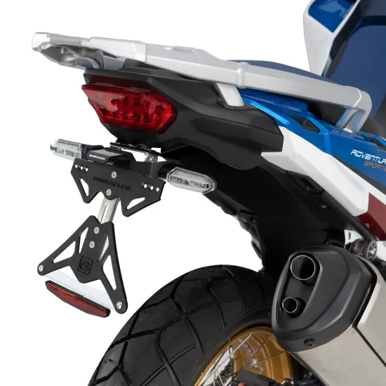 Черна алуминиева стойка за номер BARRACUDA монтирана на бяло-син Honda Africa Twin с червени LED стоп светлини и прозрачни мигачи
