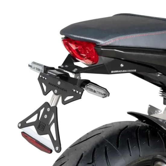 Черна алуминиева стойка за номер BARRACUDA монтирана на задната част на Honda CB мотоциклет с оригинални червени мигачи и регулируема конструкция