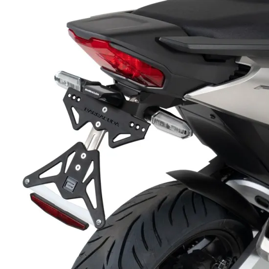 Черна алуминиева стойка за номер Barracuda монтирана на бяла Honda Forza 750 със запазени оригинални мигачи и червен стоп