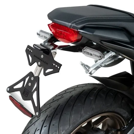 Черна алуминиева стойка за номер BARRACUDA монтирана на Honda CBR 650R със задно колело, червен стоп и оригинални мигачи