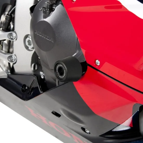 Краш тапи BARRACUDA монтирани на червен Honda CBR мотоциклет с черни PVC ограничители и алуминиеви елементи
